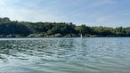 Wandern um den Sorpesee: Blick auf den See mit Segelboot