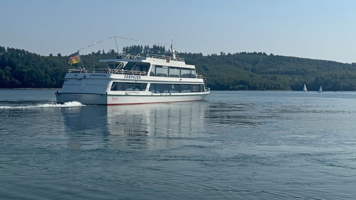 Wandern um den Sorpesee: Personen-Schiff zum Überqueren des Sorpesees