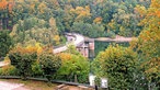 Blick von oben auf die Glörtalsperre und die Talsperrenmauer