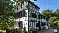 Die historische Schleiferei Wipperkotten, ein weißes Fachwerkhaus