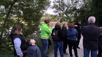 Fledermaus-Experten Manfred Kohlstadt mit einer Gruppe am Harkortsee. 