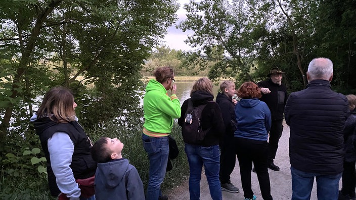 Fledermaus-Experten Manfred Kohlstadt mit einer Gruppe am Harkortsee. 