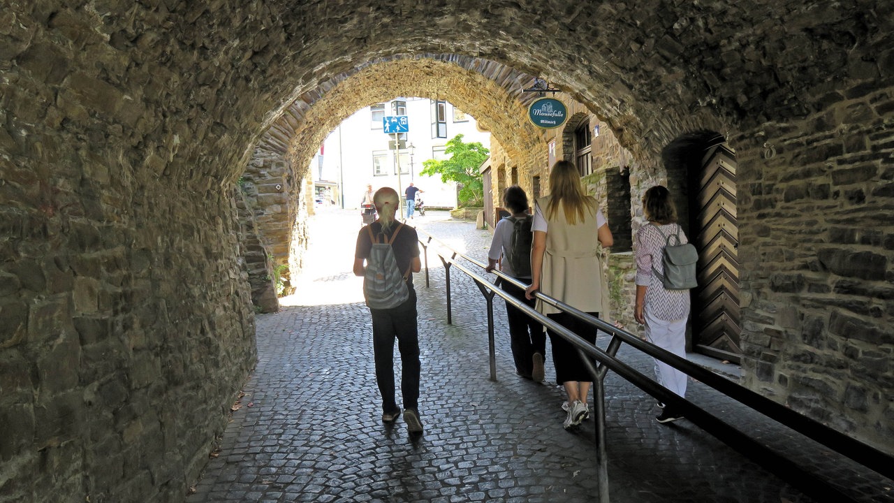 Die Gruppe der "Flunker-Tour" in einem Torbogen