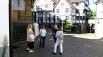 Die Gruppe der "Flunker-Tour" steht in der Altstadt und wertet den Gesamt-Punktestand aller Teilnehmer aus