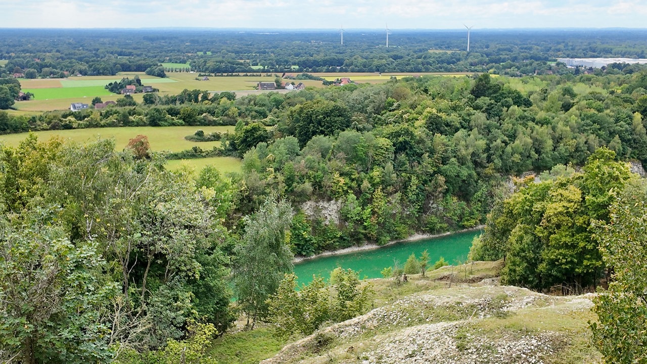 Blick in ein Tal mit einem blauen See