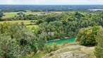 Blick in ein Tal mit einem blauen See