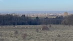 Kleiberg bei Soest: Von dem Beobachtungshügeln aus gibt es einen wunderbaren Ausblick über Wiesen mit Wildpferden