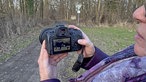 Kleiberg bei Soest: Blick auf eine Digitalkamera, die ein Wildpferd zeigen