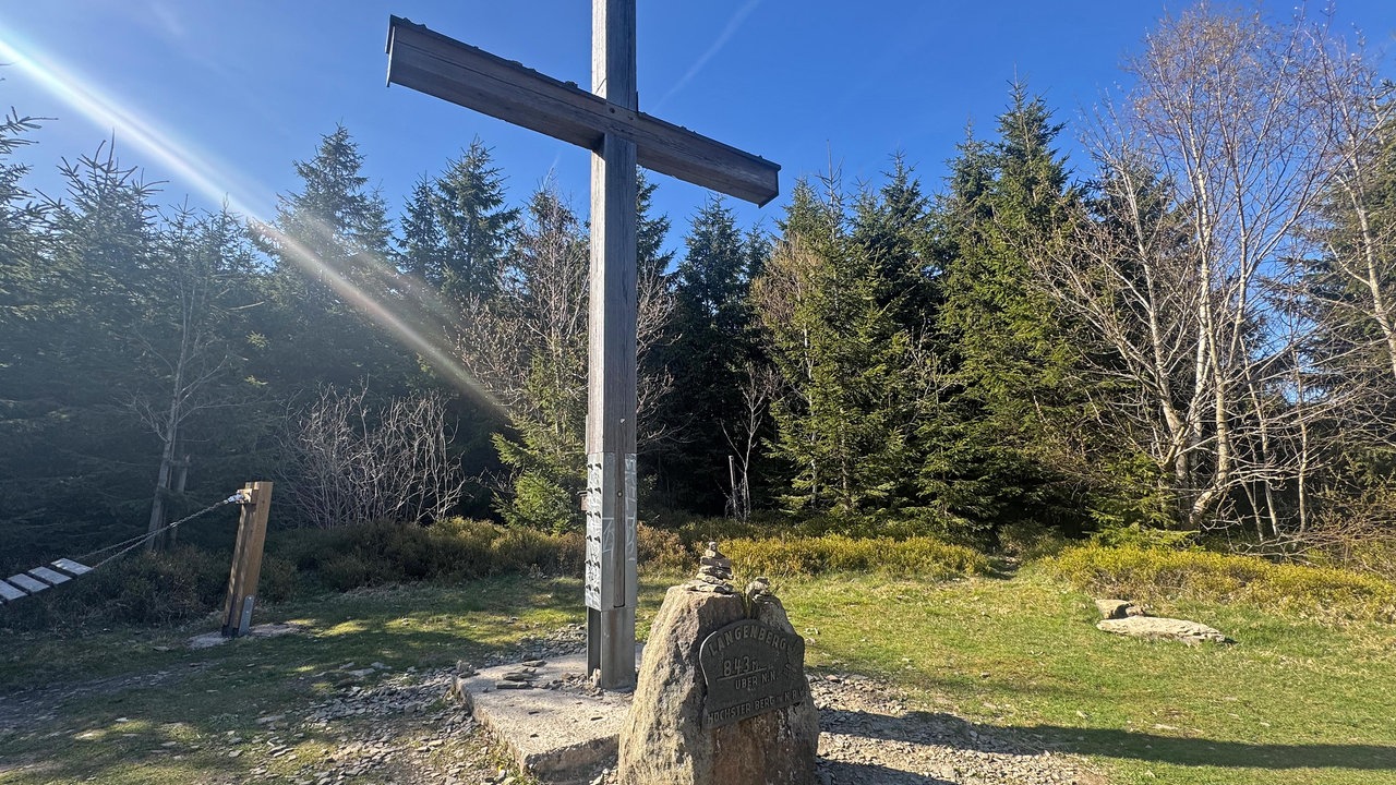 EIn Kreuz aus Holz im Wald