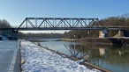 Eine Brücke, die über den Kanal führt. 