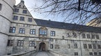 Der Eingang der Wewelsburg: Ein Torbogen, von der daraufzuführenden Brücke fotografiert. 