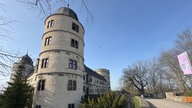 Ein Eckturm der Wewelsburg mit etwas Abstand fotografiert. Vom Turm gehen die Mauern in einer dreieckigen Form in beide Richtungen ab, zu weiteren Türmen. 