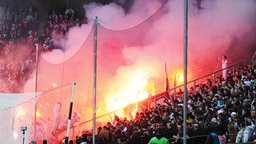 Böller im Fußballstadion beim 1. FC Köln