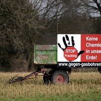 Anti-Fracking Plakat an Erntewagen; Rechte: dapd/Hartmann