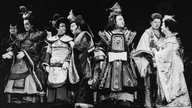 Die Operette "Der Mikado" 1963 im Münchner Theater am Gärnterplatz mit (l-r) Monika Dahlberg als Mädchen Yam-Yam, Willi Brockmeier als Sohn des Mikados von Japan, Heinz Herrmann in der Titelrolle, Kurt Walldorf als Scharfrichter, Romana Rombach als Verlobte des Sohns und Claudio Nicolai als Edelmann.