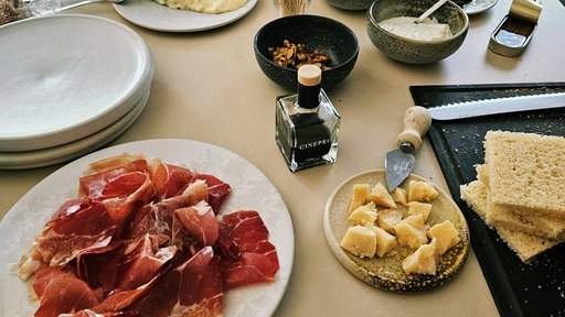 Ein Tisch gedeckt mit italienischen Speisen.