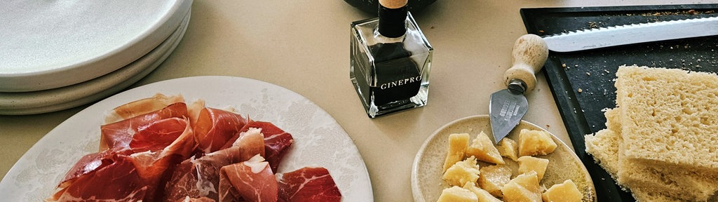 Ein Tisch gedeckt mit italienischen Speisen.