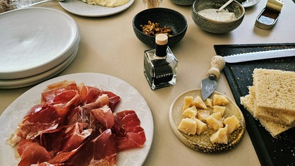 Ein Tisch gedeckt mit italienischen Speisen.