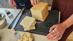 Angschnittenes Tramezzino-Brot auf einem Tisch.