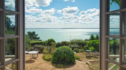 Bild aus dem Kochbuch "Zu Gast in der Bretagne" von Verena Mayer und Andrea di Lorenzo, Callwey Verlag: Terasse mit Tischen und Stühlen mit Blick aufs Meer