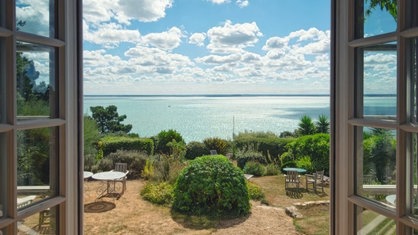 Bild aus dem Kochbuch "Zu Gast in der Bretagne" von Verena Mayer und Andrea di Lorenzo, Callwey Verlag: Terasse mit Tischen und Stühlen mit Blick aufs Meer