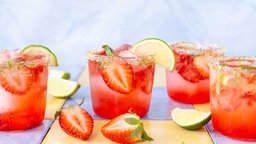 Symbolbild Sommercocktail: Gläser mit Eis und Erdbeeren