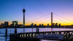 Blick auf den Rheinturm in Düsseldorf