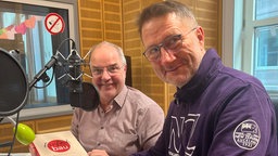 Helmut Gote (links) und Uwe Schulz sitzen im WDR5-Hörfunkstudio.