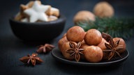 Marzipankartoffeln in weihnachtlichem Ambiente.