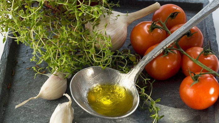 Öl, Tomaten und Estragon (Symbolbild kann vom Rezept abweichen)