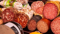 Wursttheke in einer Bio-Metzgerei