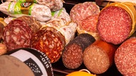 Wursttheke in einer Bio-Metzgerei