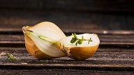 Zwiebel mit Thymian (Symbolbild kann vom Rezept abweichen)