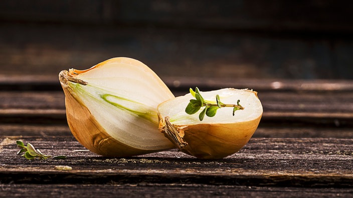 Zwiebel mit Thymian (Symbolbild kann vom Rezept abweichen)
