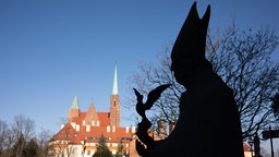 Denkmal für Kardinal Kominek, der in der ausgestreckten Hand eine Friedenstaube hält, auf der Sandinsel vor dem Breslauer Dom