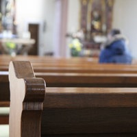 Fast leere Kirche St. Leonhard in Winden