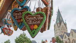 Lebkuchenherzen an einem Stand vor dem Paderborner Dom tragen die zuckrige Aufschrift "Gruß von Libori"