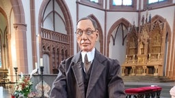 Die Krippenfigur des NS-Widerstandskämpfers Nikolaus Groß in der Kirche St. Agnes in Köln
