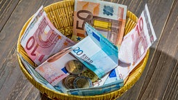 Ein Korb mit Geld für Spenden