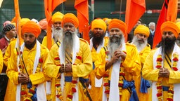 Mitglieder der Sikh-Gemeinde beteiligen sich am 23.04.2016 in Essen an einer Prozession durch die Stadt. 