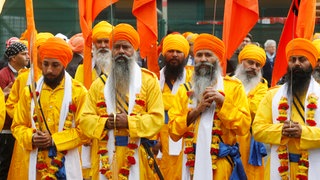 Mitglieder der Sikh-Gemeinde beteiligen sich am 23.04.2016 in Essen an einer Prozession durch die Stadt. 