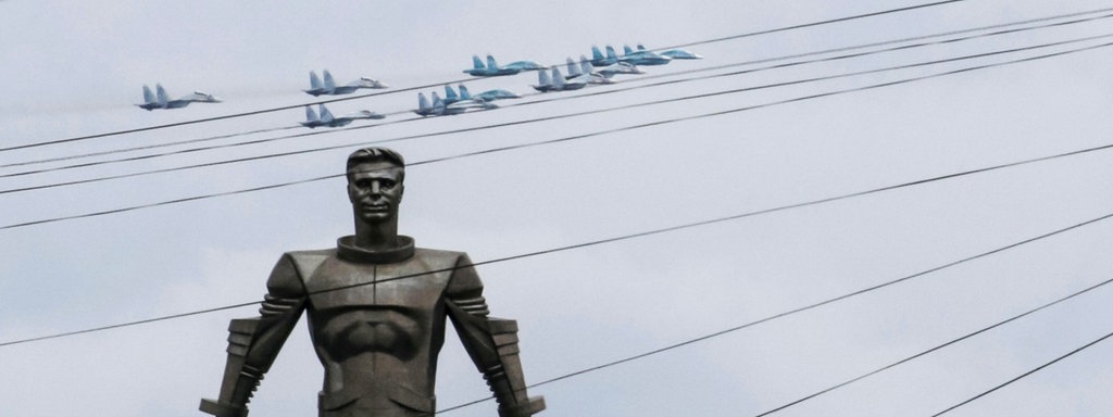 Das Beitragsbild zum Dok5 "Das ausgedachte Imperium" zeigt russische Kampfflugzeuge hinter einen Denkmal von Yury Gagarin am 09.05.2020.