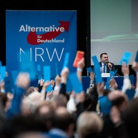 AfD-Parteitag in Marl, 18.01.2020:  Delegierte halten ihre Abstimmungskarten hoch