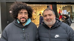Das Beitragsbild des WDR5 "Gemobbt, gekündigt, abgefunden - Wie Unternehmen gegen Betriebsräte vorgehen" zeigt Amin Barakat und Murat Atas. 