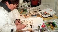 Lona Rietschel in der Arbeit am Zeichentisch (Aufnahme von 1996).