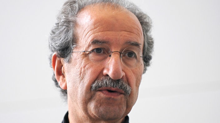 Der syrisch-deutsche Schriftsteller Rafik Schami, Portraitaufnahme.
