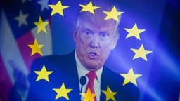 Eine Doppelbelichtung zeigt Donald Trump mit der EU-Flagge, Fotoillustration.
