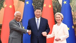 Xi Jinping (M) trifft sich mit dem Präsidenten des Europäischen Rates Antonio Costa und der Präsidentin der Europäischen Kommission Ursula von der Leyen, EU-China-Gipfel, Peking, 24.07.2025.