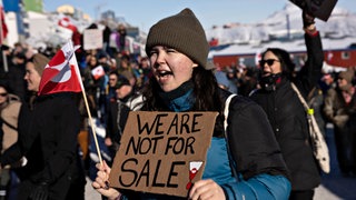 Menschen protestieren unter dem Motto "Grönland gehört dem grönländischen Volk“, Nuuk, Grönland.