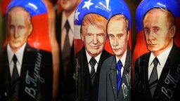 Matrjoschkas, die Donald Trump (Mitte links) und  Wladimir Putin darstellen, St. Petersburg, Russland, 05.11.2024.